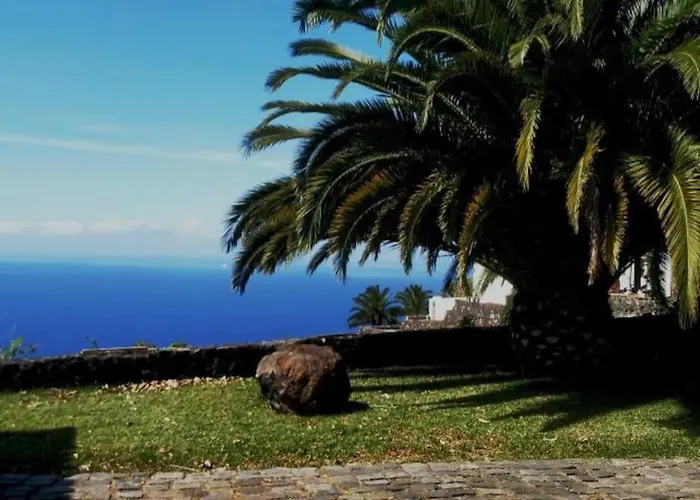 Dos Y Amplia Piscina!