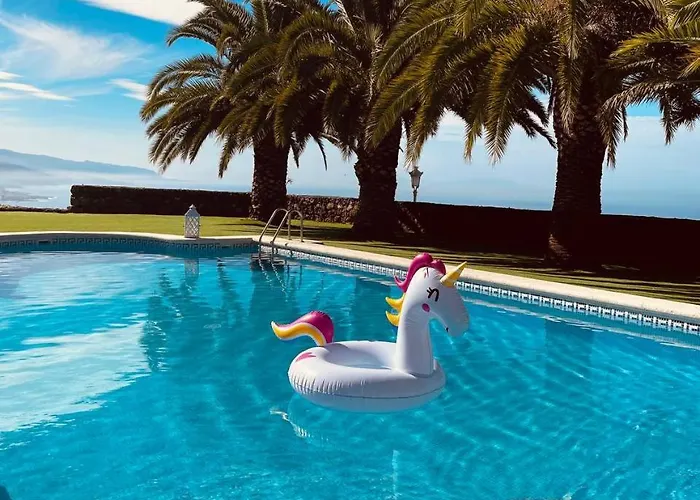 Dos Y Amplia Piscina! *