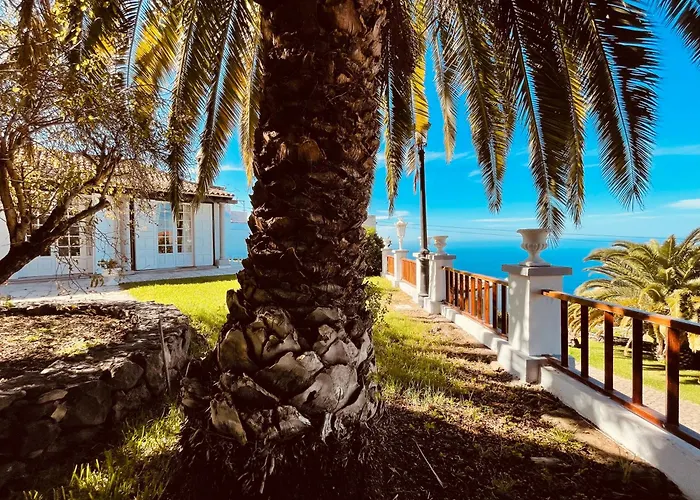 Dos Y Amplia Piscina!