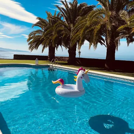 Dos Y Amplia Piscina! *