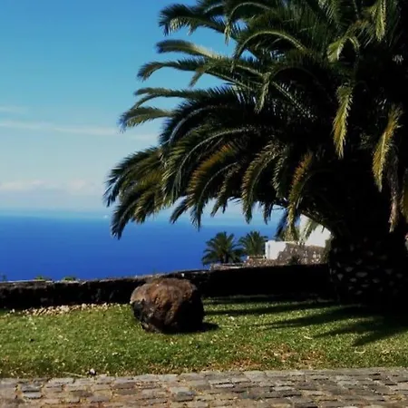 Dos Y Amplia Piscina!